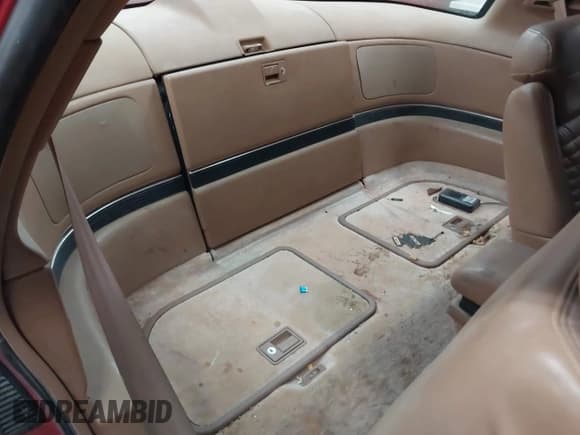 ✅ 1989 Buick Reatta • VIN: 1G4EC11C2KB901174 • Lot: 42809713. Wystawiony na IAAI z przebiegiem Nie podano. Bezpłatny archiwum sprzedaży aukcyjnych z USA i szczegółowy raport historii pojazdu na DreamBid. Zdjęcie 8.