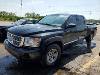 ✅ 2008 Dodge Dakota Laramie • VIN: 1D7HW58N98S609009 • Lot: 63204865. Wystawiony na Copart z przebiegiem 100 366 mil. Bezpłatny archiwum sprzedaży aukcyjnych z USA i szczegółowy raport historii pojazdu na DreamBid. Zdjęcie 1.