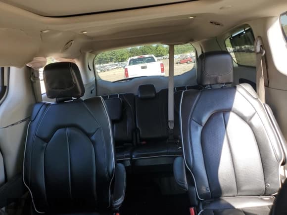 ✅ 2022 Chrysler Pacifica Limited • VIN: 2C4RC1GG8NR111710 • Lot: 82325015. Wystawiony na Copart z przebiegiem 86 093 mil. Bezpłatny archiwum sprzedaży aukcyjnych z USA i szczegółowy raport historii pojazdu na DreamBid. Zdjęcie 10.