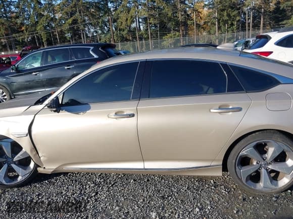 ✅ 2018 Honda Accord Touring • VIN: 1HGCV2F91JA046823 • Lot: 43656975. Wystawiony na IAAI z przebiegiem 95 653 mil. Bezpłatny archiwum sprzedaży aukcyjnych z USA i szczegółowy raport historii pojazdu na DreamBid. Zdjęcie 14.