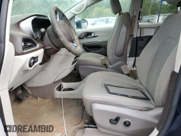 ✅ 2017 Chrysler Pacifica LX • VIN: 2C4RC1CG1HR610018 • Lot: 84757715. Listed on Copart with 142,705 mi. Free auction sales archive from the USA and detailed vehicle history report at DreamBid. Image 7.