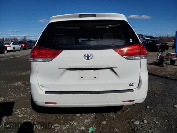 ✅ 2014 Toyota Sienna LE • VIN: 5TDJK3DC7ES091311 • Lot: 91867595. Listed on Copart with 184,311 mi. Free auction sales archive from the USA and detailed vehicle history report at DreamBid. Image 6.