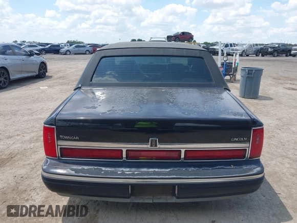 ✅ 1996 Lincoln Town Car Executive • VIN: 1LNLM81W0TY694788 • Lot: 42881850. Listed on IAAI with 95,299 mi. Free auction sales archive from the USA and detailed vehicle history report at DreamBid. Image 16.
