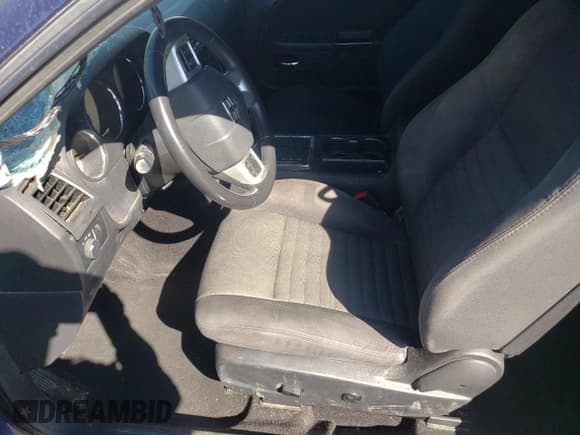 ✅ 2014 Dodge Challenger SXT • VIN: 2C3CDYAG6EH251298 • Lot: 68523034. Wystawiony na Copart z przebiegiem Nie podano. Bezpłatny archiwum sprzedaży aukcyjnych z USA i szczegółowy raport historii pojazdu na DreamBid. Zdjęcie 7.