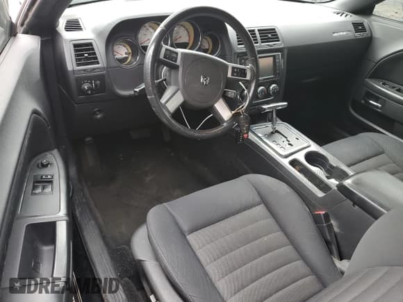 ✅ 2010 Dodge Challenger SE • VIN: 2B3CJ4DV6AH103431 • Lot: 53477725. Wystawiony na Copart z przebiegiem 126 526 mil. Bezpłatny archiwum sprzedaży aukcyjnych z USA i szczegółowy raport historii pojazdu na DreamBid. Zdjęcie 8.