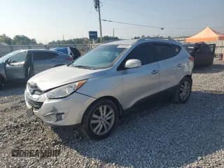 ✅ 2013 Hyundai Tucson Limited • VIN: KM8JU3AC6DU637729 • Lot: 69506985. Wystawiony na Copart z przebiegiem 156 987 mil. Bezpłatny archiwum sprzedaży aukcyjnych z USA i szczegółowy raport historii pojazdu na DreamBid. Zdjęcie 1.