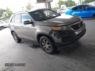 ✅ 2013 Kia Sorento LX • VIN: 5XYKT4A23DG404286 • Лот: 42911457. Опубликован ранее на IAAI с пробегом 136 772 миль. Бесплатный доступ к архиву аукционных продаж из США и подробный отчёт об истории автомобиля на DreamBid. Изображение 1.