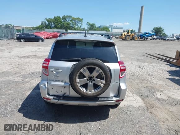 ✅ 2010 Toyota RAV4 Sport • VIN: 2T3RF4DV8AW044120 • Lot: 42216673. Wystawiony na IAAI z przebiegiem 203 795 mil. Bezpłatny archiwum sprzedaży aukcyjnych z USA i szczegółowy raport historii pojazdu na DreamBid. Zdjęcie 17.