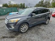✅ 2017 Ford Escape Titanium • VIN: 1FMCU0JDXHUD16122 • Lot: 95988025. Wystawiony na Copart z przebiegiem 63 513 mil. Bezpłatny archiwum sprzedaży aukcyjnych z USA i szczegółowy raport historii pojazdu na DreamBid. Zdjęcie 1.