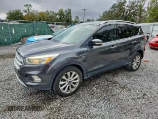 ✅ 2017 Ford Escape Titanium • VIN: 1FMCU0JDXHUD16122 • Lot: 95988025. Wystawiony na Copart z przebiegiem 63 513 mil. Bezpłatny archiwum sprzedaży aukcyjnych z USA i szczegółowy raport historii pojazdu na DreamBid. Zdjęcie 1.