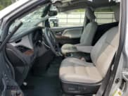 ✅ 2019 Toyota Sienna XLE • VIN: 5TDDZ3DC6KS219834 • Lot: 68177095. Wystawiony na Copart z przebiegiem 79 591 mil. Bezpłatny archiwum sprzedaży aukcyjnych z USA i szczegółowy raport historii pojazdu na DreamBid. Zdjęcie 7.