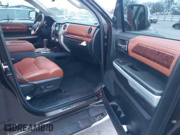 ✅ 2021 Toyota Tundra Platinum • VIN: 5TFGY5F11MX285633 • Lot: 41719773. Wystawiony na IAAI z przebiegiem 53 881 mil. Bezpłatny archiwum sprzedaży aukcyjnych z USA i szczegółowy raport historii pojazdu na DreamBid. Zdjęcie 5.