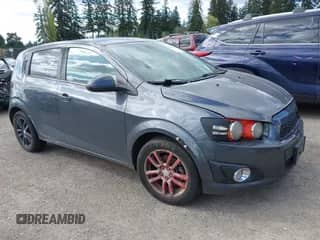 2013 Chevrolet Sonic LT с VIN 1G1JD6SG1D4175273, выставлен на аукционе IAAI как лот 42088533 с пробегом 108 974 миль миль и . История ставок и продаж доступна на DreamBid. Изображение 1.
