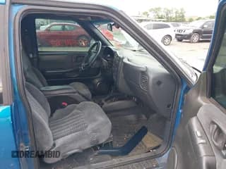 ✅ 2000 Chevrolet Blazer LS • VIN: 1GNCT18W6YK288858 • Lot: 42344368. Wystawiony na IAAI z przebiegiem 207 183 mil. Bezpłatny archiwum sprzedaży aukcyjnych z USA i szczegółowy raport historii pojazdu na DreamBid. Zdjęcie 5.