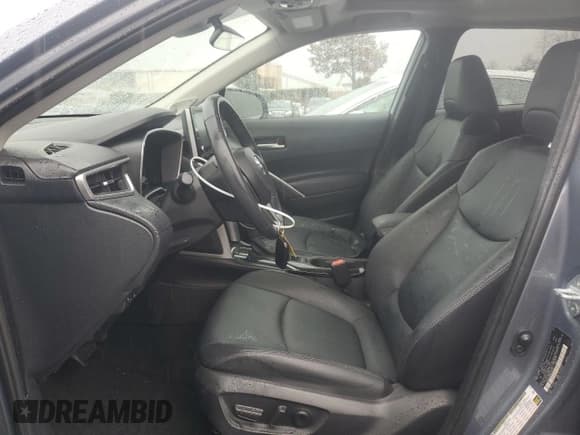 ✅ 2022 Toyota Corolla Cross XLE • VIN: 7MUDAABG0NV025831 • Lot: 91628265. Wystawiony na Copart z przebiegiem 14 630 mil. Bezpłatny archiwum sprzedaży aukcyjnych z USA i szczegółowy raport historii pojazdu na DreamBid. Zdjęcie 7.