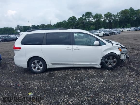 ✅ 2014 Toyota Sienna LE AAS • VIN: 5TDKK3DC0ES521152 • Lot: 39961035. Listed on IAAI with 147,947 mi. Free auction sales archive from the USA and detailed vehicle history report at DreamBid. Image 13.