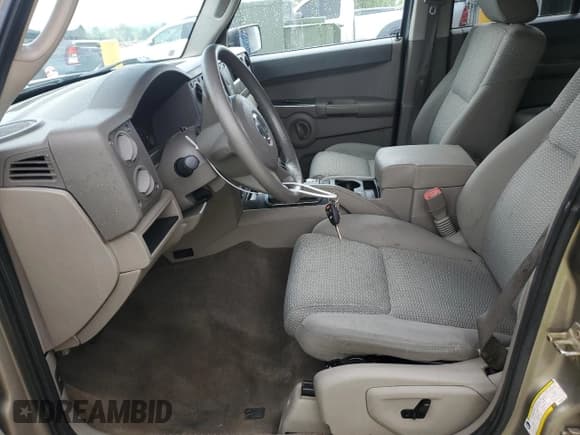 ✅ 2006 Jeep Commander • VIN: 1J8HG48N06C202116 • Lot: 69396285. Wystawiony na Copart z przebiegiem 161 370 mil. Bezpłatny archiwum sprzedaży aukcyjnych z USA i szczegółowy raport historii pojazdu na DreamBid. Zdjęcie 7.