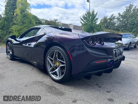 ✅ 2022 Ferrari F8 • VIN: ZFF93LMA1N0275100 • Лот: 84091534. Опубликован ранее на Copart с пробегом 3 520 миль. Бесплатный доступ к архиву аукционных продаж из США и подробный отчёт об истории автомобиля на DreamBid. Изображение 3.