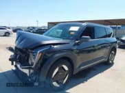 ✅ 2024 Kia EV9 Wind • VIN: KNDAFFS57R6033697 • Lot: 43137239. Wystawiony na IAAI z przebiegiem 20 351 mil. Bezpłatny archiwum sprzedaży aukcyjnych z USA i szczegółowy raport historii pojazdu na DreamBid. Zdjęcie 2.