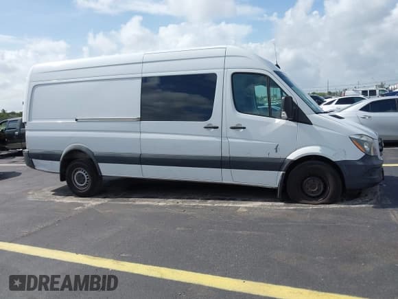 ✅ 2017 Mercedes-Benz Sprinter Cargo Worker • VIN: WD3PE8CD2HP523000 • Lot: 42636360. Wystawiony na IAAI z przebiegiem 120 394 mil. Bezpłatny archiwum sprzedaży aukcyjnych z USA i szczegółowy raport historii pojazdu na DreamBid. Zdjęcie 13.