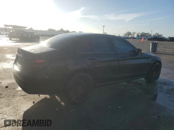 ✅ 2018 Mercedes-Benz C 300 • VIN: WDDWF4KB7JR404169 • Lot: 89869975. Wystawiony na Copart z przebiegiem 140 265 mil. Bezpłatny archiwum sprzedaży aukcyjnych z USA i szczegółowy raport historii pojazdu na DreamBid. Zdjęcie 3.