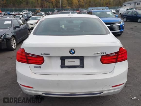 ✅ 2015 BMW 3 Series 328i xDrive • VIN: WBA3B5G56FNS11914 • Lot: 43523846. Wystawiony na IAAI z przebiegiem 124 841 mil. Bezpłatny archiwum sprzedaży aukcyjnych z USA i szczegółowy raport historii pojazdu na DreamBid. Zdjęcie 16.