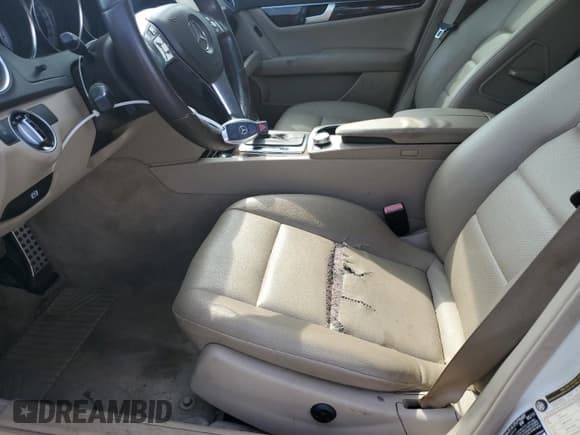 ✅ 2012 Mercedes-Benz C 300 Sport • VIN: WDDGF8BB1CA601416 • Lot: 60269945. Wystawiony na Copart z przebiegiem 195 941 mil. Bezpłatny archiwum sprzedaży aukcyjnych z USA i szczegółowy raport historii pojazdu na DreamBid. Zdjęcie 7.