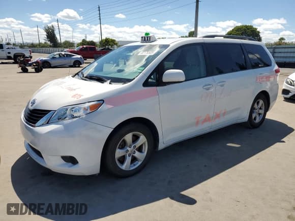 ✅ 2013 Toyota Sienna LE AAS • VIN: 5TDKK3DC6DS297190 • Лот: 82176505. Опубликован ранее на Copart с пробегом 200 080 миль. Бесплатный доступ к архиву аукционных продаж из США и подробный отчёт об истории автомобиля на DreamBid. Изображение 1.