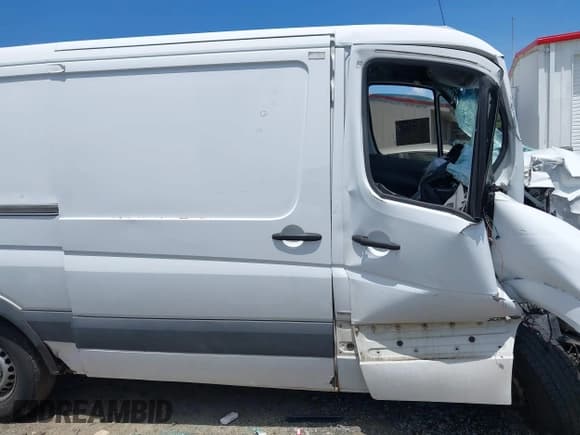 ✅ 2010 Mercedes-Benz Sprinter Cargo • VIN: WD3PE7CC9A5462487 • Lot: 42757241. Wystawiony na IAAI z przebiegiem Nie podano. Bezpłatny archiwum sprzedaży aukcyjnych z USA i szczegółowy raport historii pojazdu na DreamBid. Zdjęcie 14.