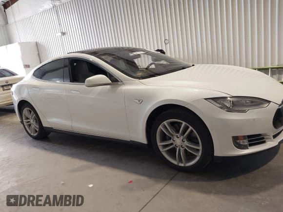 ✅ 2015 Tesla Model S 85D • VIN: 5YJSA1E27FF112701 • Lot: 43201175. Wystawiony na IAAI z przebiegiem 145 654 mil. Bezpłatny archiwum sprzedaży aukcyjnych z USA i szczegółowy raport historii pojazdu na DreamBid. Zdjęcie 13.