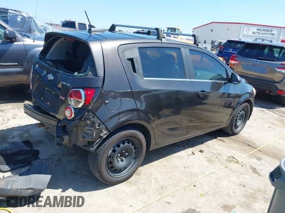 2015 Chevrolet Sonic LT z VIN 1G1JC6SB0F4182953, wystawiony jako IAAI lot #39697891 z przebiegiem 78 983 mil mil oraz . Historia ofert i sprzedaży dostępna na DreamBid. Obrazek 4.