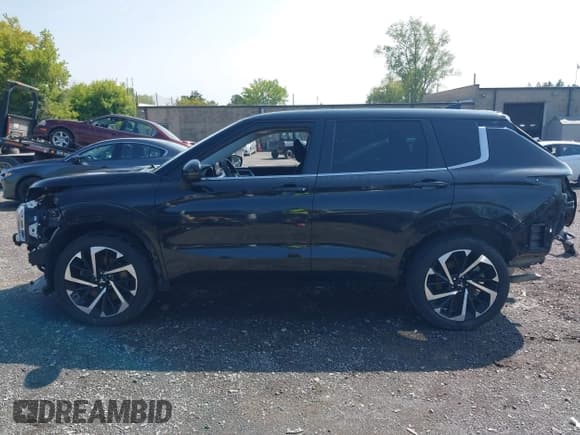 ✅ 2022 Mitsubishi Outlander ES • VIN: JA4J4TA85NZ033409 • Lot: 43147441. Listed on IAAI with 31,685 mi. Free auction sales archive from the USA and detailed vehicle history report at DreamBid. Image 15.