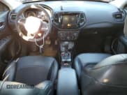 ✅ 2019 Jeep Compass Altitude • VIN: 3C4NJDBB0KT827978 • Lot: 43563385. Wystawiony na Copart z przebiegiem 32 733 mil. Bezpłatny archiwum sprzedaży aukcyjnych z USA i szczegółowy raport historii pojazdu na DreamBid. Zdjęcie 8.