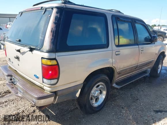 ✅ 1997 Ford Explorer XLT • VIN: 1FMDU32P3VZA18590 • Lot: 42694445. Listed on IAAI with 137,939 mi. Free auction sales archive from the USA and detailed vehicle history report at DreamBid. Image 4.