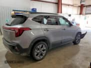 ✅ 2024 Kia Seltos S • VIN: KNDEU2AA1R7649310 • Lot: 80173765. Wystawiony na Copart z przebiegiem 28 427 mil. Bezpłatny archiwum sprzedaży aukcyjnych z USA i szczegółowy raport historii pojazdu na DreamBid. Zdjęcie 3.