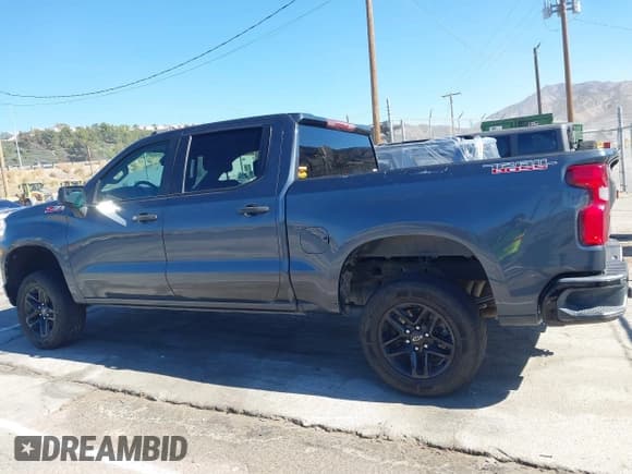 ✅ 2019 Chevrolet Silverado 1500 Custom Trail Boss • VIN: 1GCPYCEF2KZ321249 • Lot: 43662089. Wystawiony na IAAI z przebiegiem 111 270 mil. Bezpłatny archiwum sprzedaży aukcyjnych z USA i szczegółowy raport historii pojazdu na DreamBid. Zdjęcie 15.