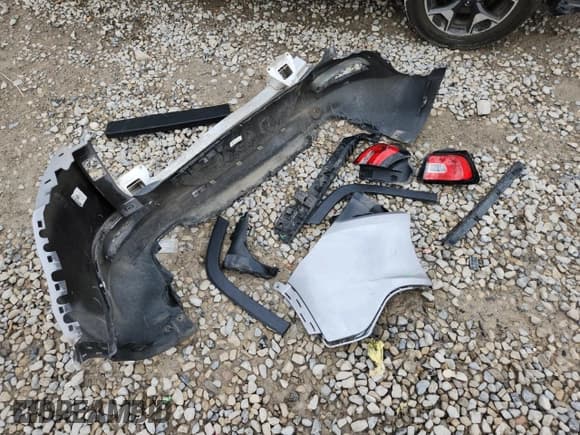 ✅ 2018 Jeep Cherokee Latitude • VIN: 1C4PJMCB4JD564003 • Lot: 85149525. Wystawiony na Copart z przebiegiem 101 268 mil. Bezpłatny archiwum sprzedaży aukcyjnych z USA i szczegółowy raport historii pojazdu na DreamBid. Zdjęcie 13.