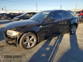 ✅ 2013 BMW 1 Series 128i • VIN: WBAUP9C51DVS95530 • Lot: 86406165. Wystawiony na Copart z przebiegiem 98 987 mil. Bezpłatny archiwum sprzedaży aukcyjnych z USA i szczegółowy raport historii pojazdu na DreamBid. Zdjęcie 1.