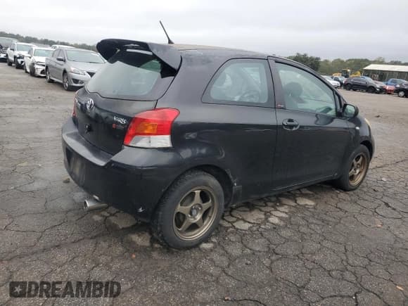 ✅ 2009 Toyota Yaris • VIN: JTDJT903295249913 • Lot: 90625645. Listed on Copart with 111,643 mi. Free auction sales archive from the USA and detailed vehicle history report at DreamBid. Image 3.