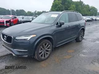 ✅ 2017 Volvo XC90 Momentum • VIN: YV4A22PK8H1157389 • Lot: 42943401. Wystawiony na IAAI z przebiegiem 91 203 mil. Bezpłatny archiwum sprzedaży aukcyjnych z USA i szczegółowy raport historii pojazdu na DreamBid. Zdjęcie 2.