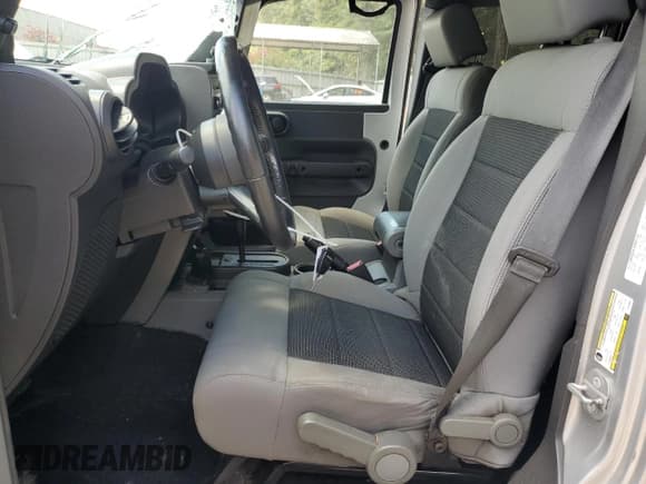 ✅ 2009 Jeep Wrangler Unlimited X • VIN: 1J4GA391X9L786887 • Lot: 70853675. Wystawiony na Copart z przebiegiem 130 403 mil. Bezpłatny archiwum sprzedaży aukcyjnych z USA i szczegółowy raport historii pojazdu na DreamBid. Zdjęcie 7.