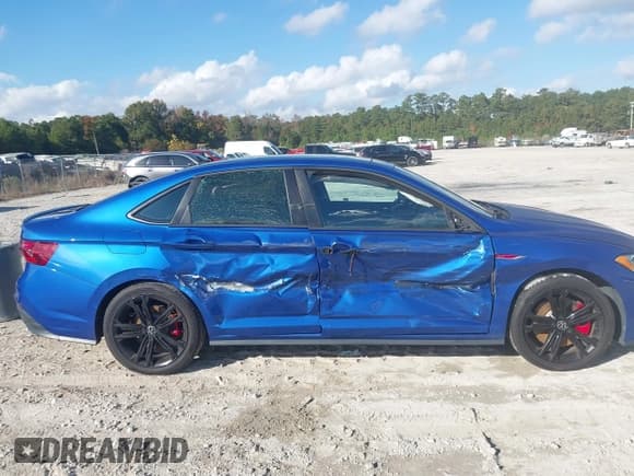 ✅ 2022 Volkswagen Jetta Autobahn • VIN: 3VW2T7BU0NM006259 • Lot: 43628911. Wystawiony na IAAI z przebiegiem 46 480 mil. Bezpłatny archiwum sprzedaży aukcyjnych z USA i szczegółowy raport historii pojazdu na DreamBid. Zdjęcie 13.