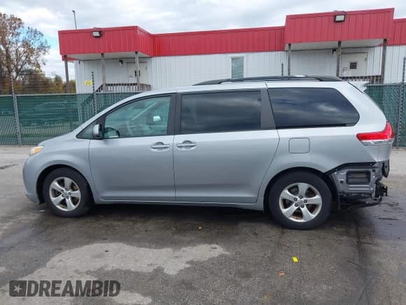 ✅ 2012 Toyota Sienna LE • VIN: 5TDKK3DC5CS201628 • Lot: 43640805. Wystawiony na IAAI z przebiegiem 104 449 mil. Bezpłatny archiwum sprzedaży aukcyjnych z USA i szczegółowy raport historii pojazdu na DreamBid. Zdjęcie 14.