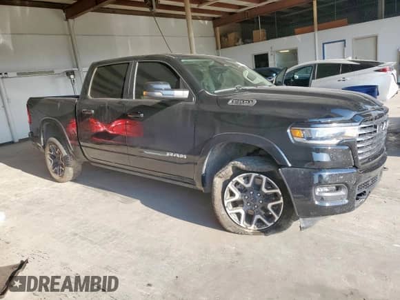 2025 Ram 1500 Laramie z VIN 1C6SRFJP7SN527785, wystawiony jako Copart lot #70160175 z przebiegiem 30 113 mil mil oraz Szkoda całkowita • Salvage title. Historia ofert i sprzedaży dostępna na DreamBid. Obrazek 4.