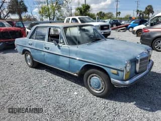 ✅ 1969 Mercedes-Benz 220 • VIN: 11511010026351 • Lot: 47225155. Wystawiony na Copart z przebiegiem 3 281 mil. Bezpłatny archiwum sprzedaży aukcyjnych z USA i szczegółowy raport historii pojazdu na DreamBid. Zdjęcie 4.