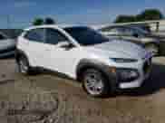 ✅ 2021 Hyundai Kona SE • VIN: KM8K1CAA4MU748470 • Lot: 66605463. Wystawiony na Copart z przebiegiem 20 480 mil mil. Skorzystaj z bezpłatnego archiwum sprzedaży aukcyjnych z USA i zobacz szczegółowy raport historii pojazdu na DreamBid. Zdjęcie 4.