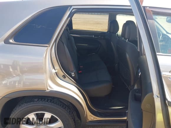 ✅ 2011 Kia Sorento LX • VIN: 5XYKT3A15BG107454 • Lot: 43462947. Wystawiony na IAAI z przebiegiem 115 530 mil. Bezpłatny archiwum sprzedaży aukcyjnych z USA i szczegółowy raport historii pojazdu na DreamBid. Zdjęcie 8.