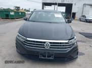 ✅ 2020 Volkswagen Jetta S • VIN: 3VWN57BU2LM040658 • Lot: 42874671. Wystawiony na IAAI z przebiegiem 42 838 mil. Bezpłatny archiwum sprzedaży aukcyjnych z USA i szczegółowy raport historii pojazdu na DreamBid. Zdjęcie 12.