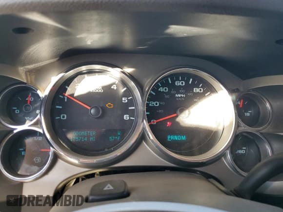 ✅ 2010 GMC Sierra 1500 • VIN: 3GTXKVE26AG101850 • Lot: 82770984. Wystawiony na Copart z przebiegiem 175 714 mil. Bezpłatny archiwum sprzedaży aukcyjnych z USA i szczegółowy raport historii pojazdu na DreamBid. Zdjęcie 9.