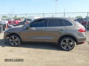 ✅ 2011 Porsche Cayenne • VIN: WP1AA2A26BLA09038 • Lot: 42559242. Wystawiony na IAAI z przebiegiem 187 704 mil. Bezpłatny archiwum sprzedaży aukcyjnych z USA i szczegółowy raport historii pojazdu na DreamBid. Zdjęcie 15.